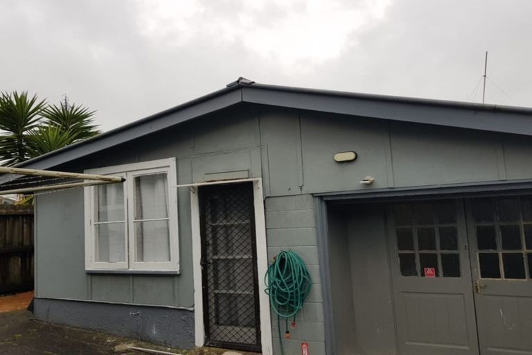 Photo of property in 16 Albert Road, Kelston, Auckland, 0602