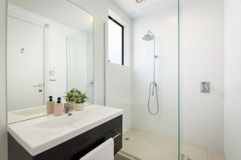 Photo of property in 34 Browns Bay Road, Rothesay Bay, Auckland, 0630