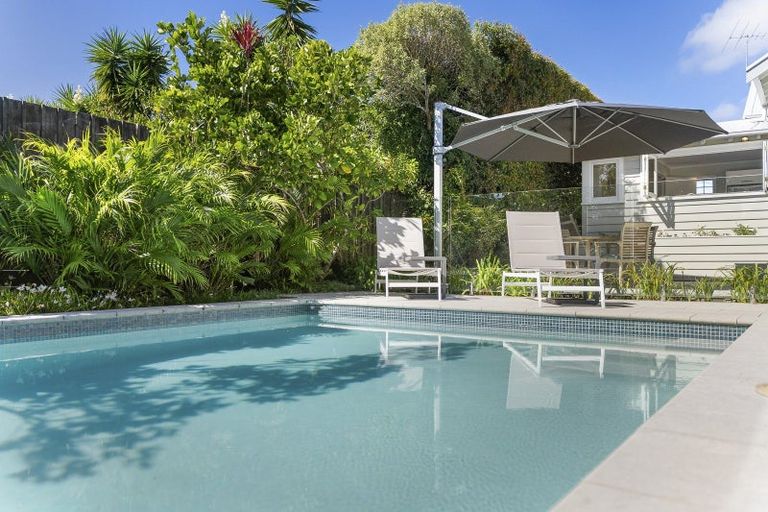 Photo of property in 42 Norwood Road, Bayswater, Auckland, 0622