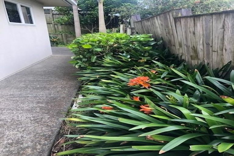 Photo of property in 3/4a Corrella Road, Belmont, Auckland, 0622