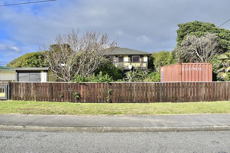 Photo of property in 22 Mahoe Street, Otaki Beach, Otaki, 5512