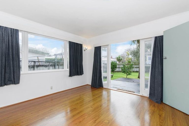 Photo of property in 38 Buscomb Avenue, Henderson, Auckland, 0610