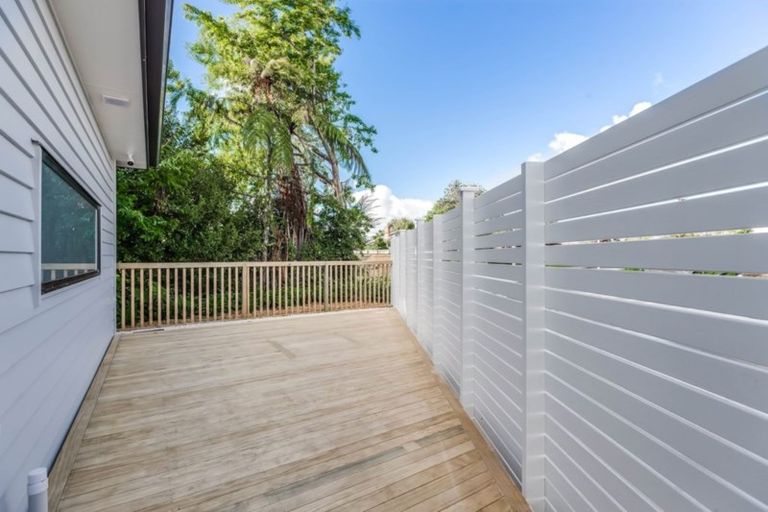 Photo of property in 1 Ti Kouka Place, Te Atatu Peninsula, Auckland, 0610