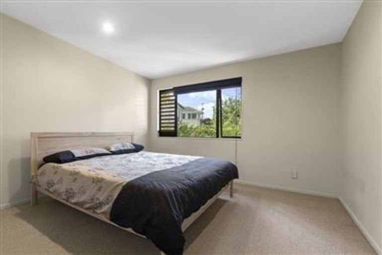 Photo of property in 2/71 Pupuke Road, Northcote, Auckland, 0627