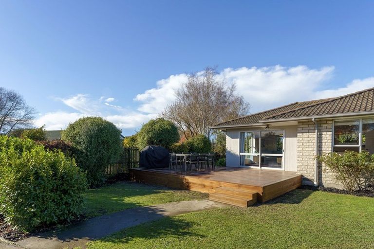Photo of property in 6 Clivedon Place, Redwood, Christchurch, 8051