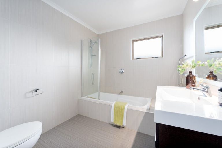 Photo of property in 16h Lincoln Road, Henderson, Auckland, 0610