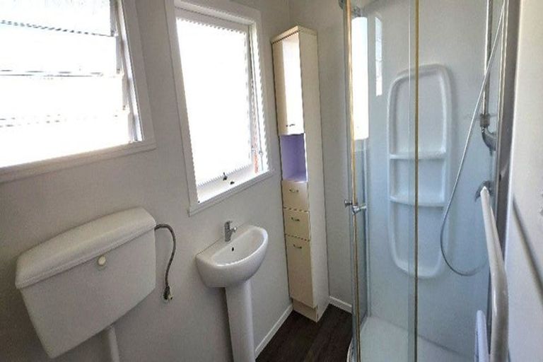 Photo of property in 1/24 Knights Road, Rothesay Bay, Auckland, 0630