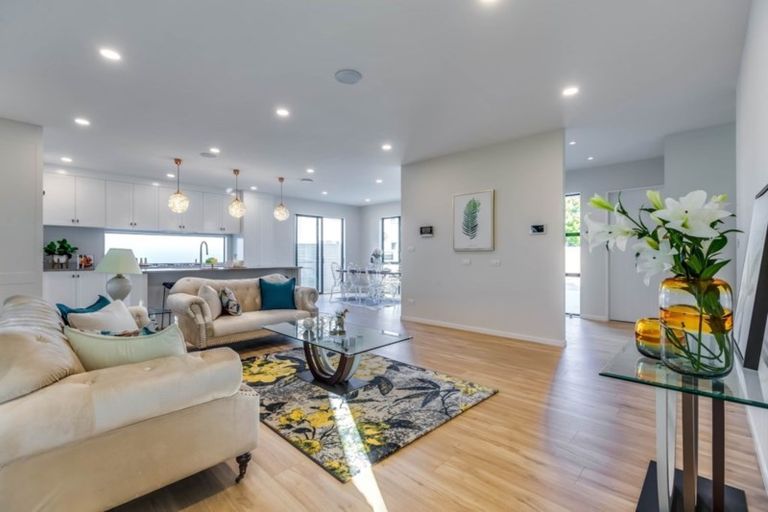 Photo of property in 1 Ti Kouka Place, Te Atatu Peninsula, Auckland, 0610