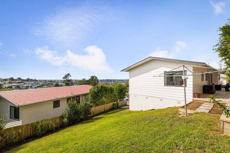 Photo of property in 8 Garton Drive, Massey, Auckland, 0614