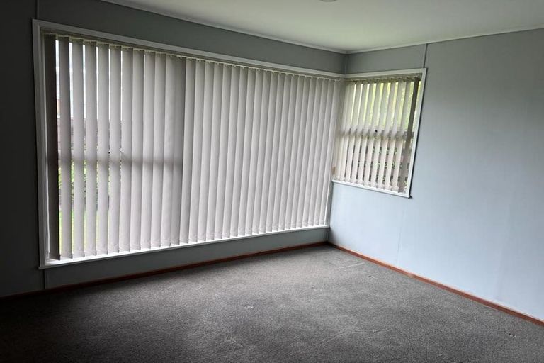 Photo of property in 35 Lantana Road, Green Bay, Auckland, 0604