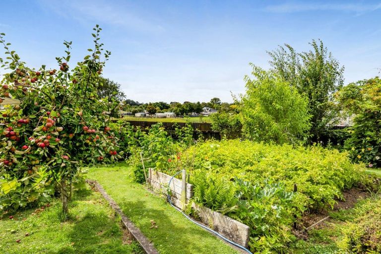 Photo of property in 22 Mills Street, Eltham, 4322