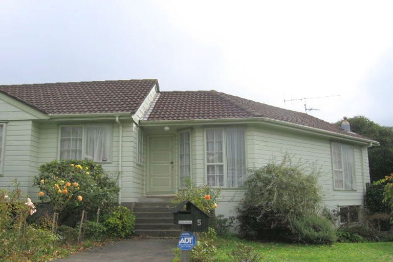 Photo of property in 5 Greyfriars Crescent, Tawa, Wellington, 5028