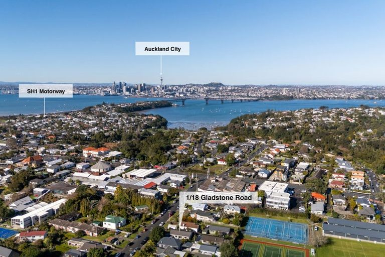Photo of property in 1/18 Gladstone Road, Northcote, Auckland, 0627