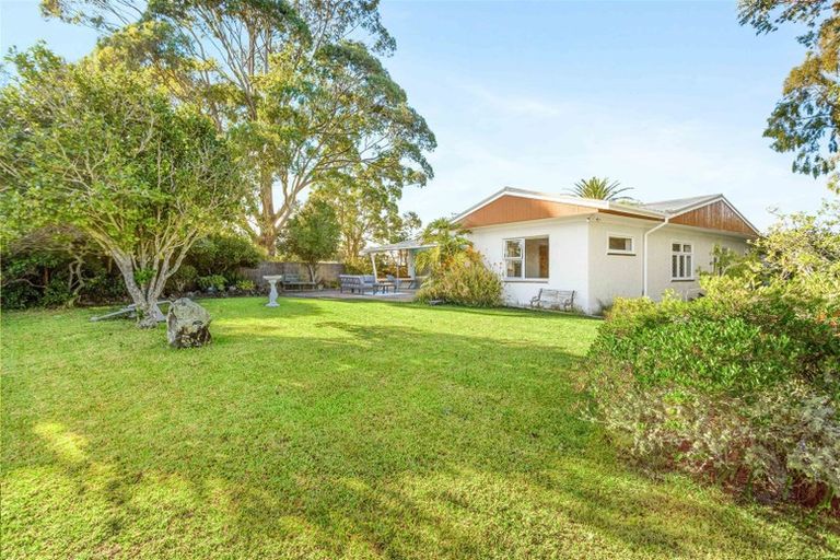 Photo of property in 28 Dawnhaven Drive, Te Atatu Peninsula, Auckland, 0610
