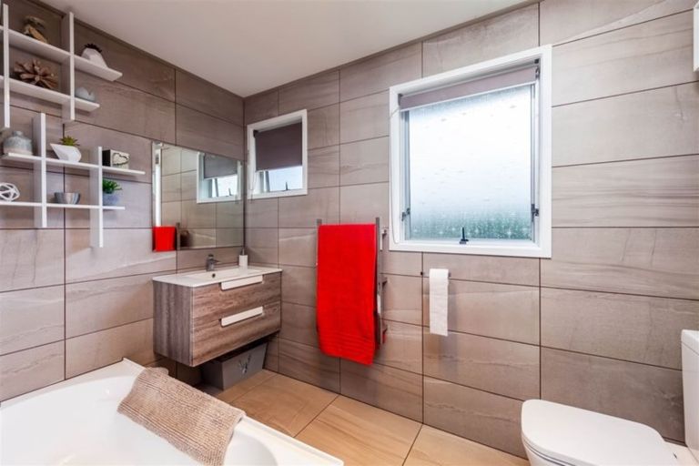 Photo of property in 25 Nor'east Drive, Northcross, Auckland, 0632