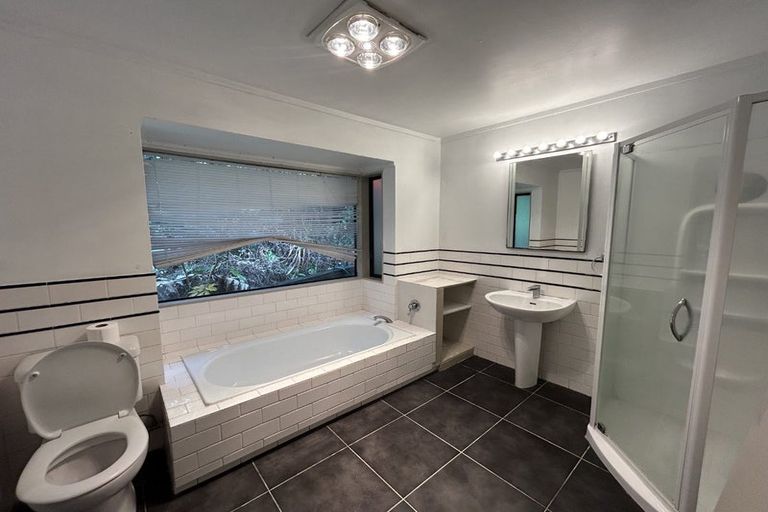 Photo of property in 1/2 Heatherleigh Rise, Northcross, Auckland, 0632