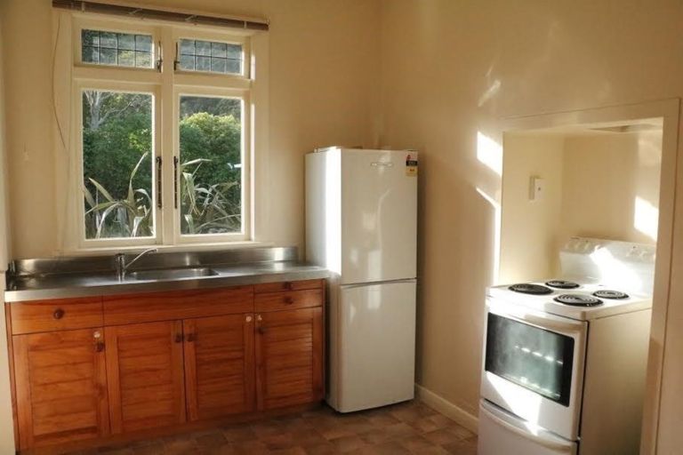 Photo of property in 16 Hinau Street, Eastbourne, Lower Hutt, 5013