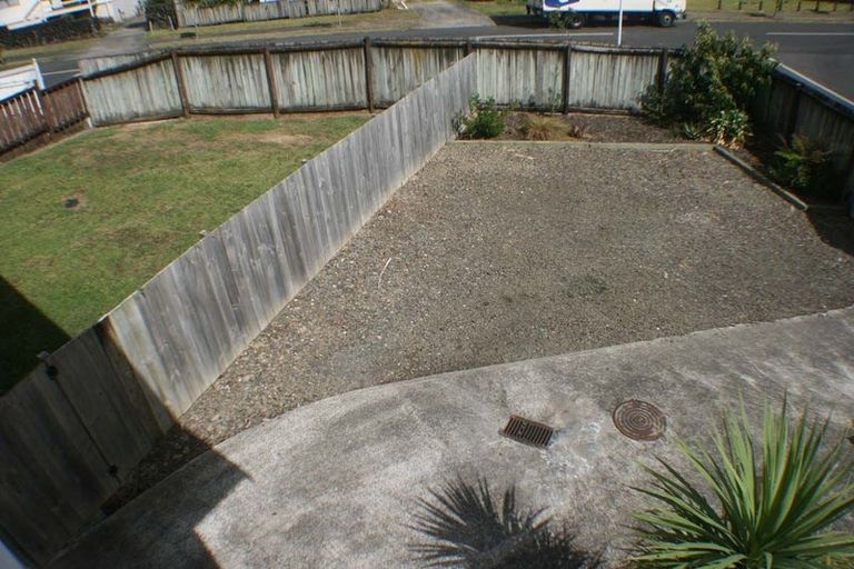 Photo of property in 1 Louise Place, West Harbour, Auckland, 0618