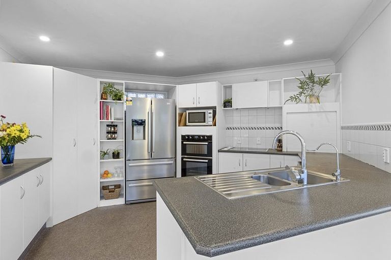 Photo of property in 16 Karina Road, Merrilands, New Plymouth, 4312