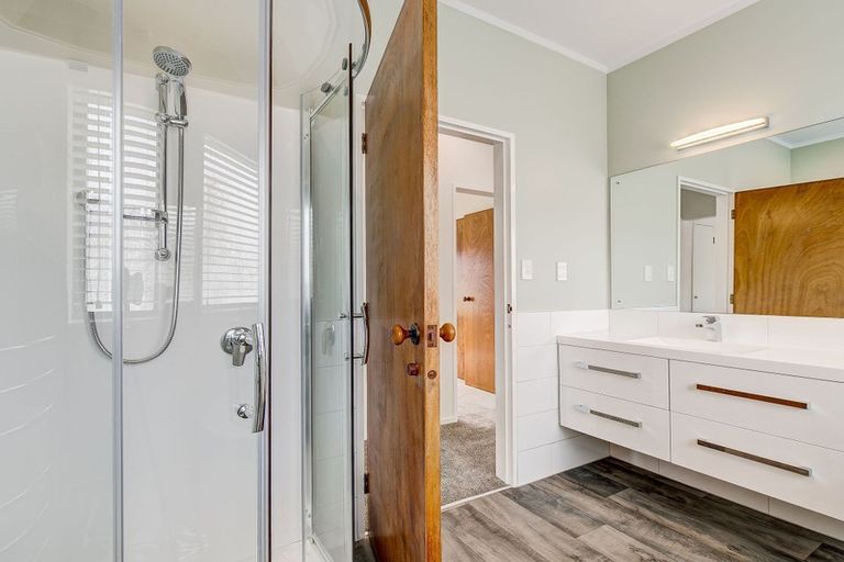 Photo of property in 2/13 Mana Esplanade, Paremata, Porirua, 5026