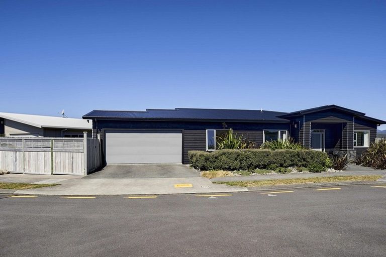 Photo of property in 37 Meadowbank Drive, Belmont, Lower Hutt, 5010