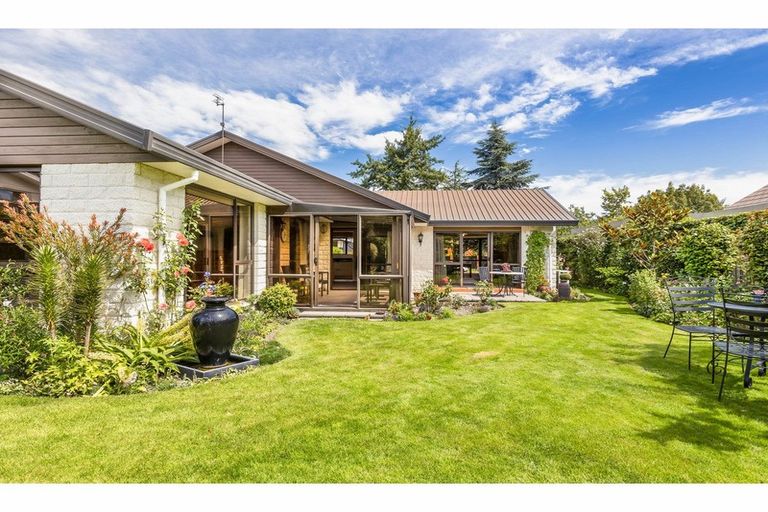 Photo of property in 18 Crosdale Place, Burnside, Christchurch, 8042