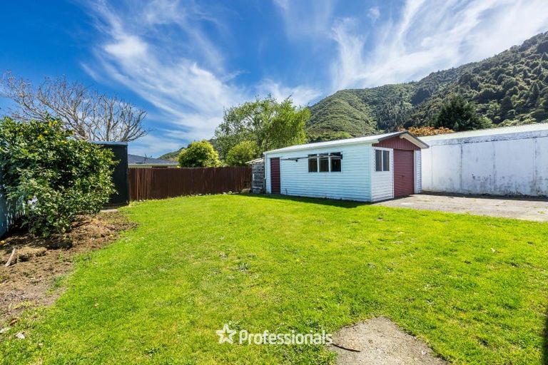 Photo of property in 35 Tacoma Drive, Totara Park, Upper Hutt, 5018