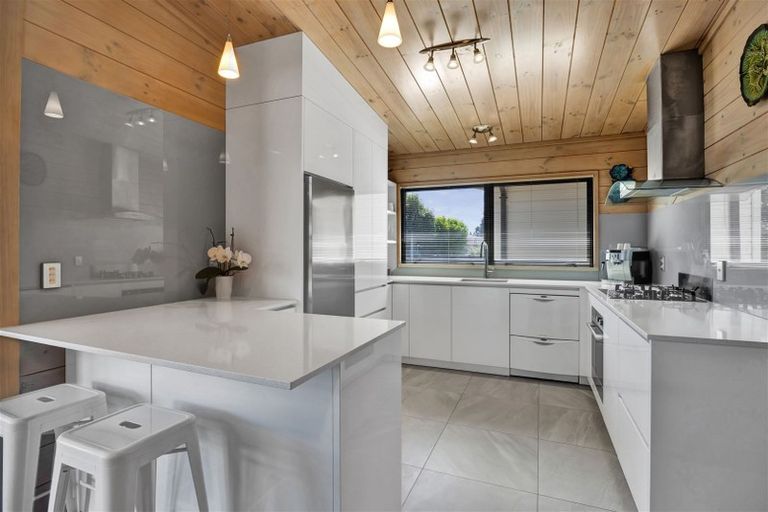 Photo of property in 11 Highfield Place, Highlands Park, New Plymouth, 4312