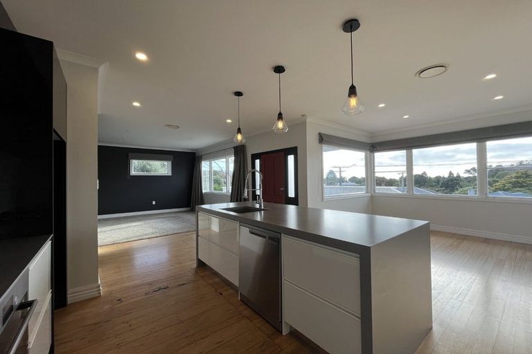 Photo of property in 54 Waiwaka Terrace, Strandon, New Plymouth, 4312