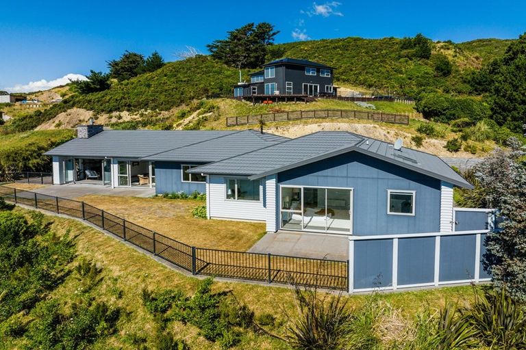 Photo of property in 2 Hauroko Glen, Aotea, Porirua, 5024