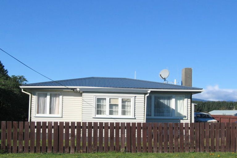 Photo of property in 24 Mahoe Street, Otaki Beach, Otaki, 5512