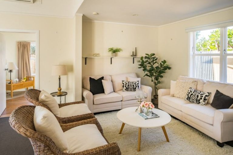 Photo of property in 2 Te Pari Pari Road, Pukerua Bay, 5026