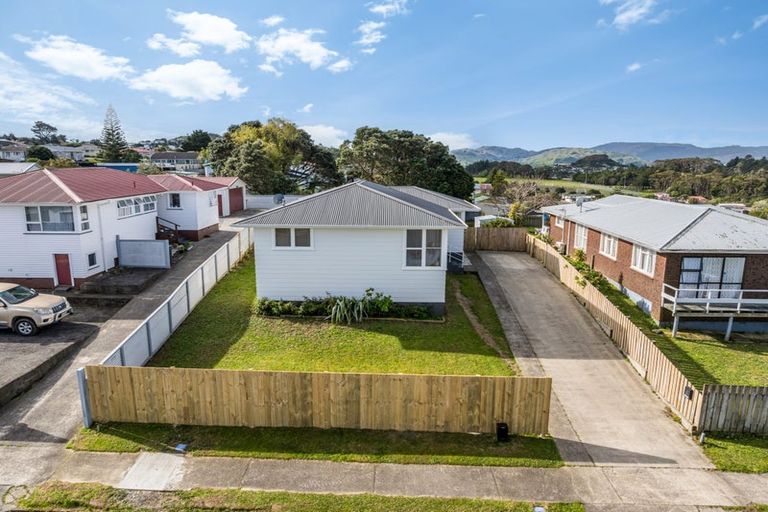 Photo of property in 32 Beauzami Crescent, Ascot Park, Porirua, 5024