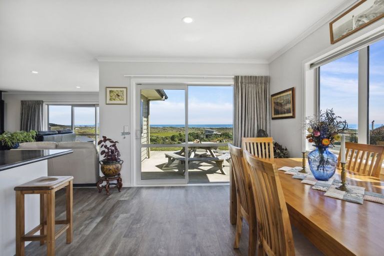 Photo of property in 17 Uxbridge Terrace, Waikawa Beach, Levin, 5573