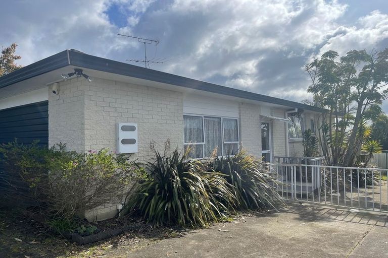 Photo of property in 2 Kerlin Crescent, West Harbour, Auckland, 0618