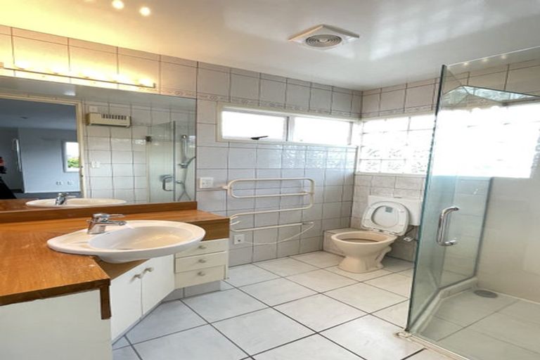 Photo of property in 2/21 Calypso Place, Rothesay Bay, Auckland, 0630