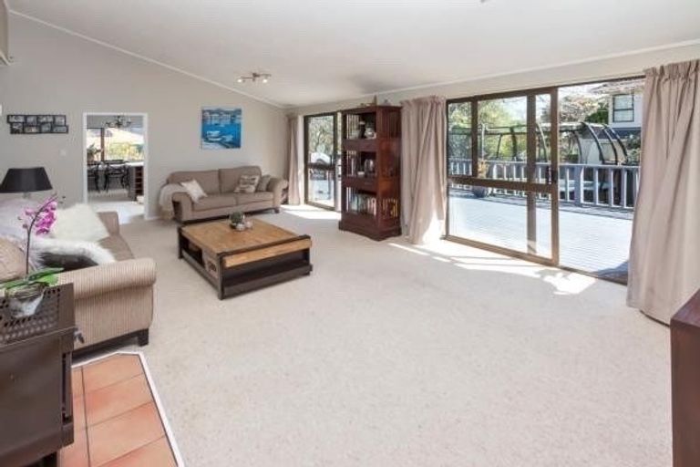 Photo of property in 5 Photinia Place, Botany Downs, Auckland, 2010