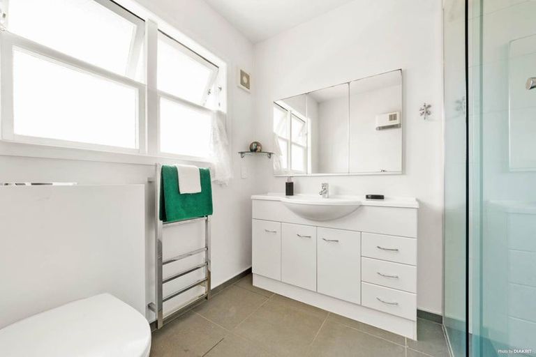 Photo of property in 1/37 Shakespeare Road, Milford, Auckland, 0620