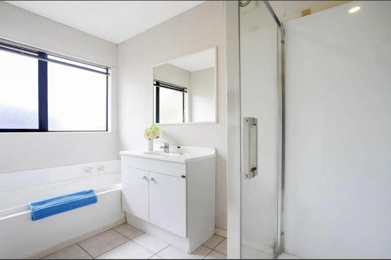 Photo of property in 2/12 Lowburn Place, Clover Park, Auckland, 2019