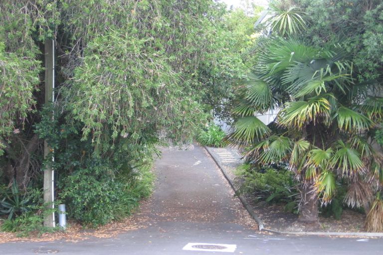 Photo of property in 20 Hinemoa Street, Birkenhead, Auckland, 0626