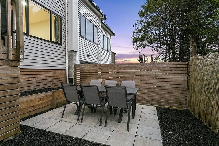 Photo of property in 21d Cherry Tree Place, Massey, Auckland, 0614