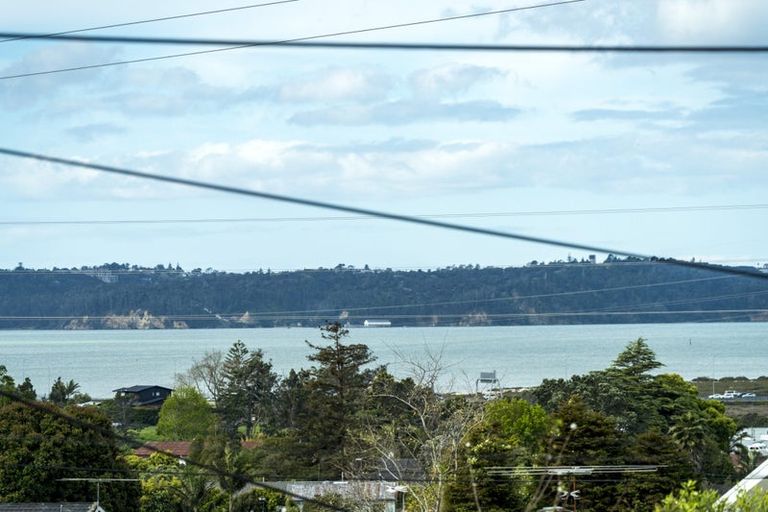 Photo of property in 31 Tiroroa Avenue, Te Atatu South, Auckland, 0610