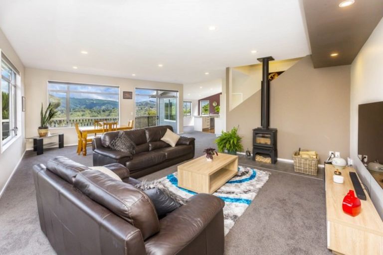 Photo of property in 83 Mount Marua Way, Timberlea, Upper Hutt, 5018