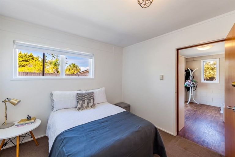 Photo of property in 1/2 Intrepid Place, Torbay, Auckland, 0630