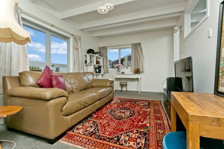 Photo of property in 8 Longwood Place, Forrest Hill, Auckland, 0620