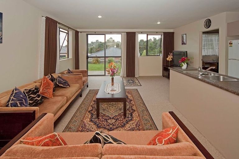 Photo of property in 52 Woodbank Drive, Glen Eden, Auckland, 0602