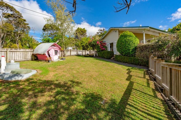 Photo of property in 42 Mountain Road, Henderson Valley, Auckland, 0612