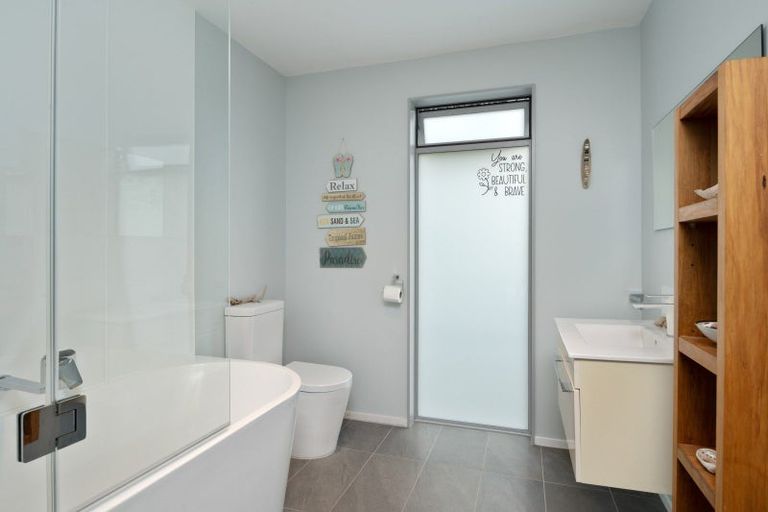 Photo of property in 24 Waimarama Street, Waikawa, Picton, 7220