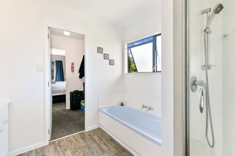 Photo of property in 77 Meadowvale Rise, Titirangi, Auckland, 0604