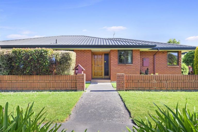 Photo of property in 2/2a Thorrington Road, Cashmere, Christchurch, 8022